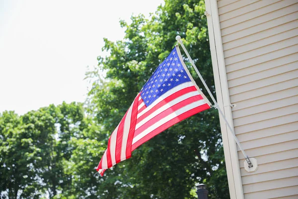 Bandeira Dos Eua Exibida Orgulhosamente Frente Uma Casa Americana Simboliza — Fotografia de Stock