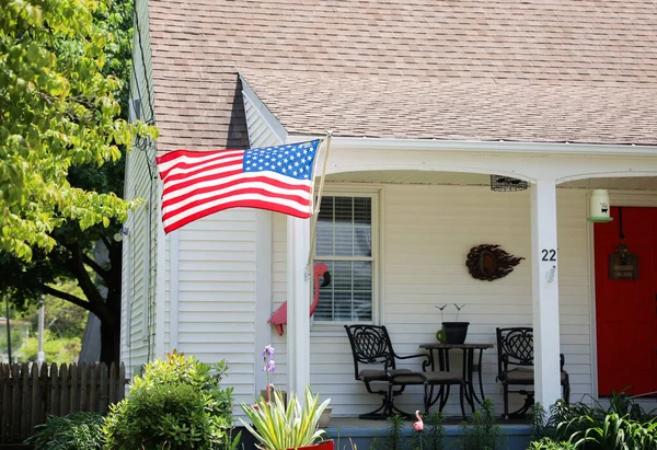 Amerikansk Flagg Som Stolt Vises Foran Amerikansk Hus Symboliserer Patriotisme – stockfoto