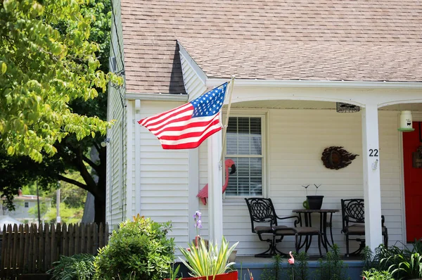 Amerikaanse Vlag Trots Weergegeven Voorkant Van Een Amerikaans Huis Symboliseert — Stockfoto
