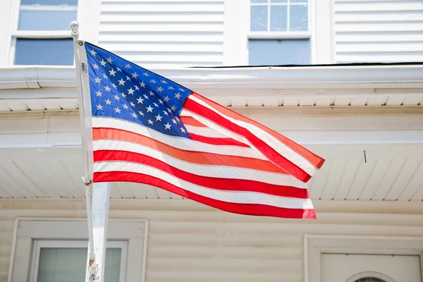 Αμερικανική Σημαία Που Επιδεικνύεται Περήφανα Μπροστά Έναν Αμερικανικό Οίκο Συμβολίζει — Φωτογραφία Αρχείου