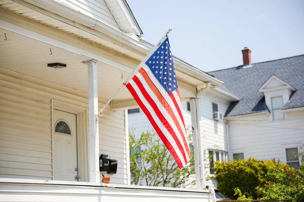 Bandera Estados Unidos Orgullosamente Desplegada Frente Una Casa Estadounidense Simboliza — Foto de Stock