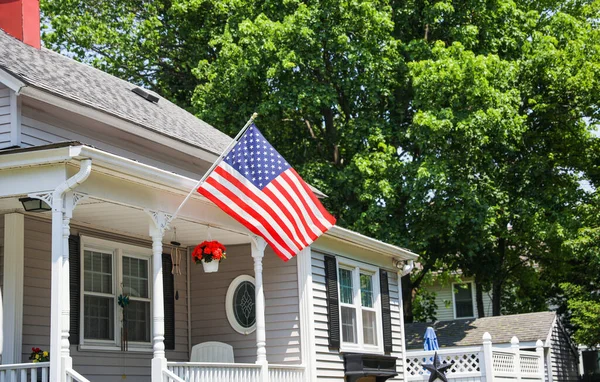 Bir Amerikan Evinin Önünde Gururla Sergilenen Amerikan Bayrağı Vatanseverliği Ulusal — Stok fotoğraf