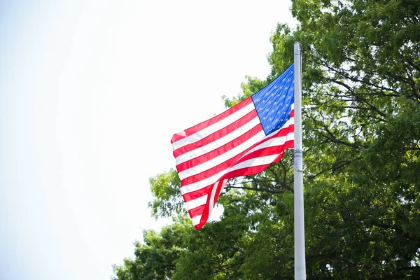 アメリカの家の前に誇らしげに飾られたアメリカの国旗は 愛国心 民族的アイデンティティ 祖国への愛を象徴しています それは団結 そして米国が建設された価値を表しています — ストック写真