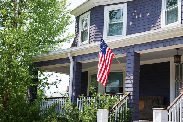 Amerikansk Flagg Som Stolt Vises Foran Amerikansk Hus Symboliserer Patriotisme – stockfoto