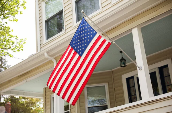 Bandera Estados Unidos Orgullosamente Desplegada Frente Una Casa Estadounidense Simboliza — Foto de Stock