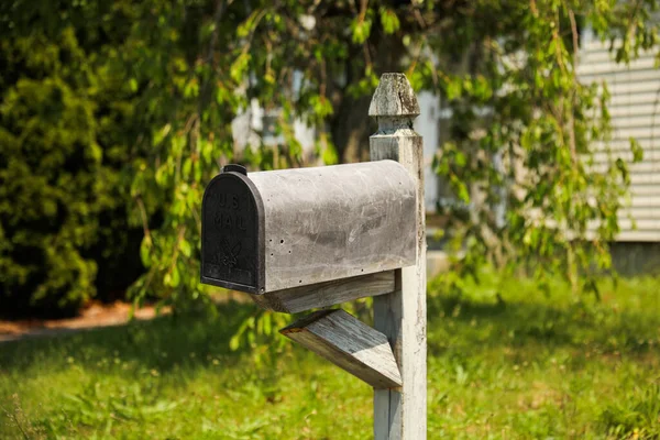 信箱是通信和连接的象征 代表着发送者和接收者之间的门户 是信息和通信找到的地方 连接了距离和连接 — 图库照片