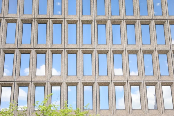 豊かな窓のある現代的なオフィスビルは 透明性 革新性 接続性 ダイナミックな職場環境を象徴しています — ストック写真