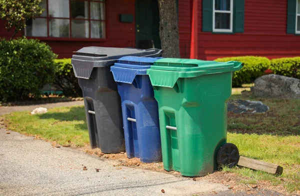 在室外堆满垃圾的垃圾桶意味着废物 负责任的处置以及环保意识的需要 — 图库照片