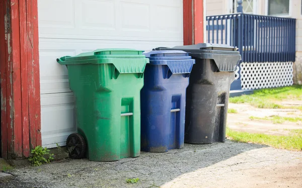 Σκουπιδοτενεκέδες Γεμάτοι Σκουπίδια Εξωτερικούς Χώρους Σημαίνουν Απόβλητα Καθαριότητα Υπεύθυνη Διάθεση — Φωτογραφία Αρχείου