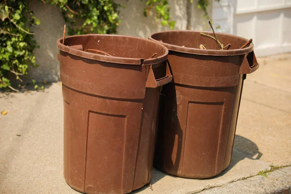 屋外のゴミで満たされたゴミ箱は 廃棄物 責任ある処分 および環境意識の必要性を意味します — ストック写真