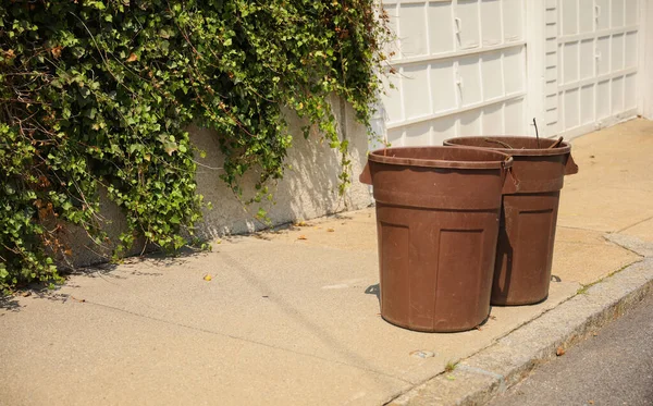 Mit Müll Gefüllte Mülltonnen Freien Bedeuten Abfall Sauberkeit Verantwortungsvolle Entsorgung — Stockfoto