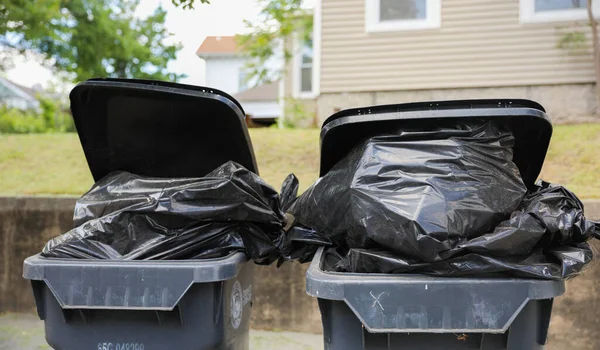 Σκουπιδοτενεκέδες Γεμάτοι Σκουπίδια Εξωτερικούς Χώρους Σημαίνουν Απόβλητα Καθαριότητα Υπεύθυνη Διάθεση — Φωτογραφία Αρχείου