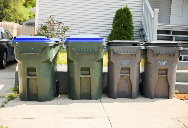 Kosze Śmieci Wypełnione Śmieciami Zewnątrz Oznaczają Odpady Czystość Odpowiedzialne Usuwanie — Zdjęcie stockowe