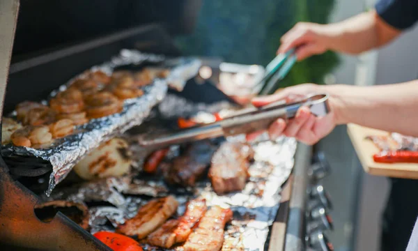 Grillgrill Med Kött Räkor Kyckling Grönsaker Och Handgrillning Mat Symboliserar — Stockfoto