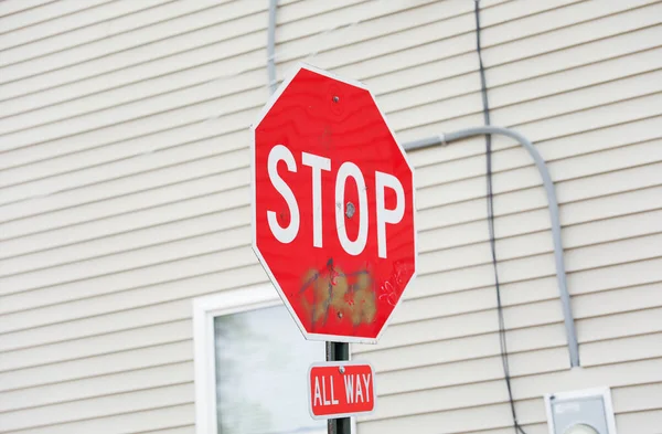 红色停车标志意味着谨慎 以及为防止事故或危险而暂停或停止的必要性 — 图库照片