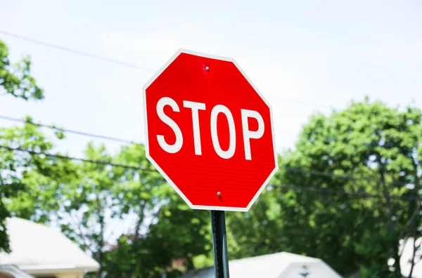赤の停止記号は 事故や危険を防ぐために一時停止または停止するための注意 安全性 および命令を意味します — ストック写真