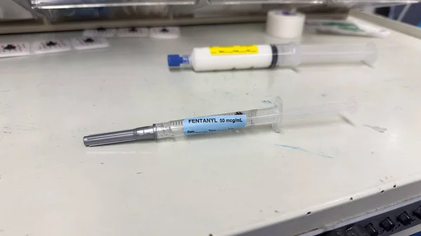 Krankenhausmedikamente Fentanyl Propofol Intravenöse Flüssigkeiten Medikamente Spritzen Und Nadeln Symbolisieren — Stockfoto