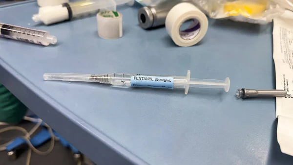 Krankenhausmedikamente Fentanyl Propofol Intravenöse Flüssigkeiten Medikamente Spritzen Und Nadeln Symbolisieren — Stockfoto