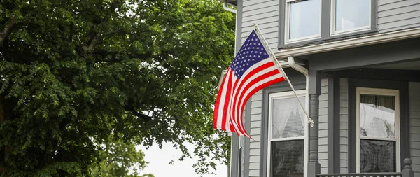 Una Casa Con Una Bandera Ondeante Fondo Bandera Americana — Foto de Stock