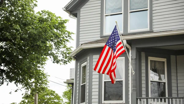 Bandera Americana Frente Casa — Foto de Stock