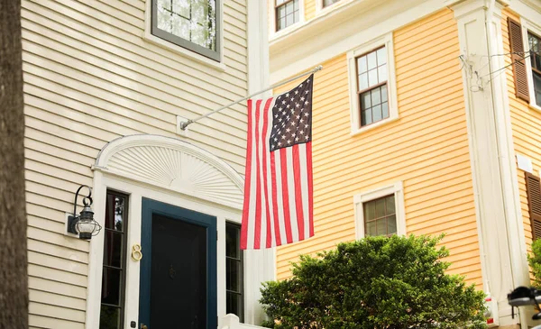 Fachada Casa Con Bandera Bandera Americana — Foto de Stock