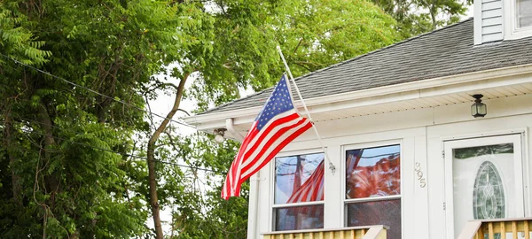 Bandera Americana Porche Una Casa —  Fotos de Stock