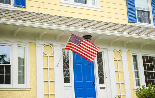 Şehirdeki Amerikan Bayrak Evi Bayrağı — Stok fotoğraf