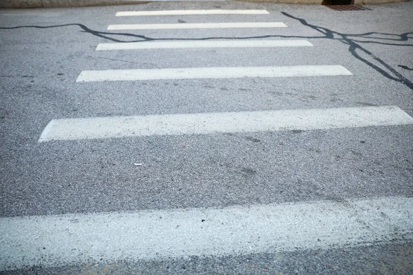 Yol Üzerinde Beyaz Çizgiler Olan Asfalt Desen — Stok fotoğraf
