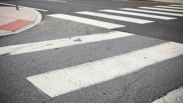 沥青路面上的白色人行横道标志 高质量的照片 — 图库照片