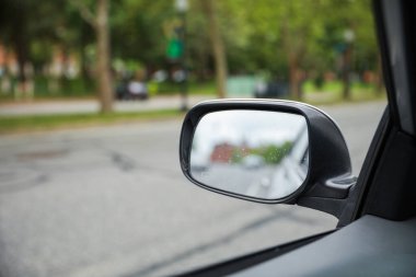 Araba yan aynası: farkındalığın, görünürlüğün, yansımanın ve araba kullanırken etrafındakilere dikkat etmenin öneminin bir sembolü..