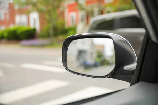 汽车侧镜 可见度 反思的象征 以及开车时注意周围环境的重要性 — 图库照片