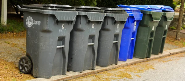 Kosze Śmieci Symbolizują Gospodarowanie Odpadami Czystość Odpowiedzialne Usuwanie Oraz Znaczenie — Zdjęcie stockowe
