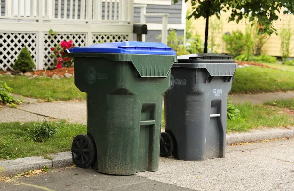 쓰레기통은 쓰레기 책임감 깨끗하고 위생적 환경을 유지하는 중요성을 상징한다 — 스톡 사진