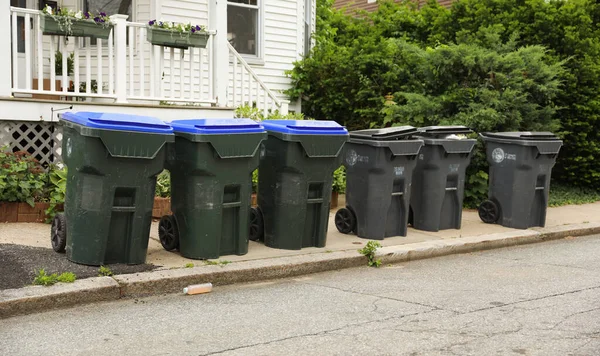쓰레기통은 쓰레기 책임감 깨끗하고 위생적 환경을 유지하는 중요성을 상징한다 — 스톡 사진