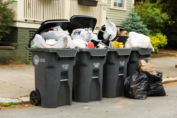 Σκουπίδια Συμβολίζουν Διαχείριση Των Αποβλήτων Την Καθαριότητα Την Υπεύθυνη Διάθεση — Φωτογραφία Αρχείου