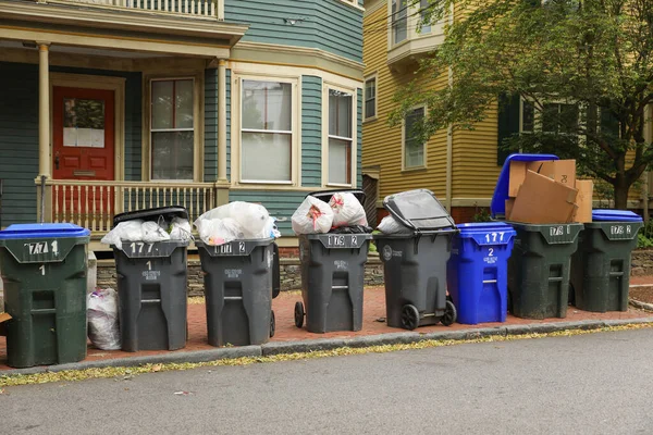Σκουπίδια Συμβολίζουν Διαχείριση Των Αποβλήτων Την Καθαριότητα Την Υπεύθυνη Διάθεση — Φωτογραφία Αρχείου