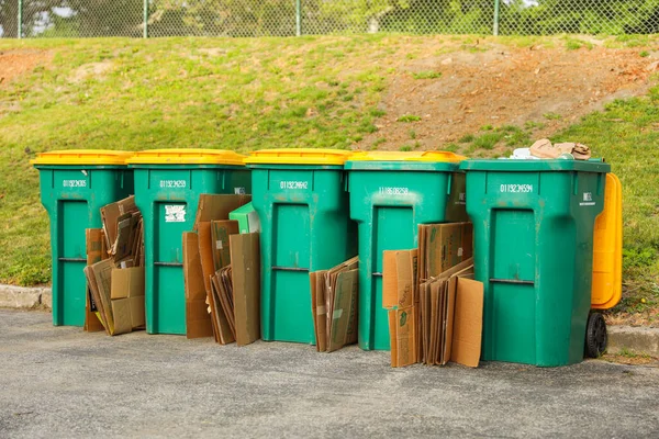 Kosze Śmieci Symbolizują Gospodarowanie Odpadami Czystość Odpowiedzialne Usuwanie Oraz Znaczenie — Zdjęcie stockowe