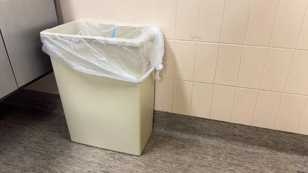 垃圾桶象征着废物管理 负责任的处置 以及保持清洁和卫生的环境的重要性 — 图库照片