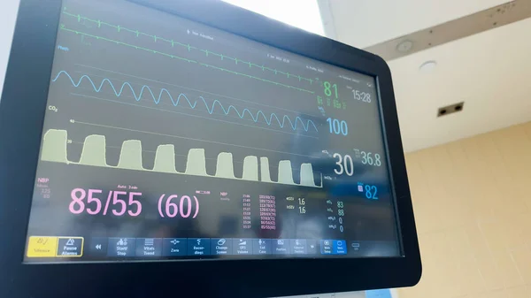 Monitorowanie Szpitalne Symbolizuje Monitorowanie Czynności Życiowych Ocenę Stanu Zdrowia Pacjenta — Zdjęcie stockowe