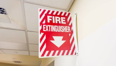 Yangın söndürücü, güvenliği, hazırlığı, korumayı ve acil durumlarda yangınları bastırma ve kontrol etme becerisini simgeler.