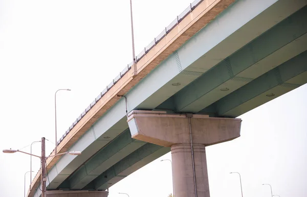 고속도로 횡단은 효율성 그리고 경로와 여행의 교차로를 상징한다 — 스톡 사진