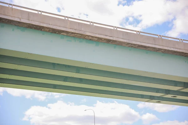 公路立交桥象征着连接 城市基础设施 效率以及不同道路和旅程的交汇处 — 图库照片