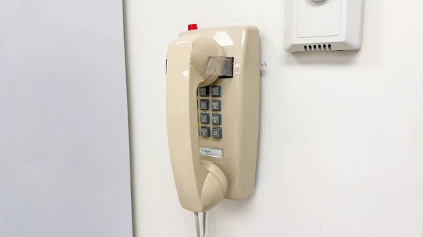Παλιό Ενσύρματο Τηλέφωνο Συμβολίζει Την Επικοινωνία Νοσταλγία Σύνδεση Την Παραδοσιακή — Φωτογραφία Αρχείου