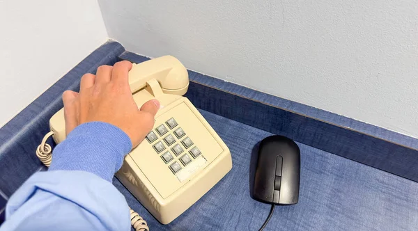 Telefone Com Fio Antigo Simboliza Comunicação Nostalgia Conexão Tecnologia Tradicional — Fotografia de Stock