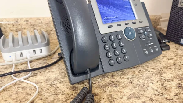 Vecchio Telefono Cablato Simboleggia Comunicazione Nostalgia Connessione Tecnologia Tradizionale Conversazione — Foto Stock