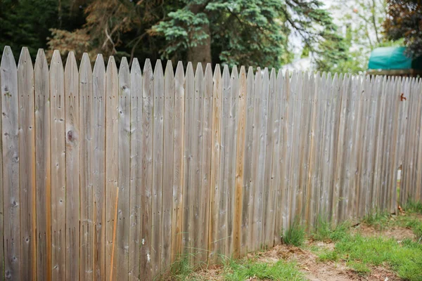 Drewniane Ogrodzenie Reprezentuje Granice Bezpieczeństwo Prywatność Naturalne Piękno Rustykalny Urok — Zdjęcie stockowe
