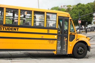 Sarı okul otobüsü eğitimi, çocukluğu, öğrenmeyi, toplumu, güvenliği ve bilgi yolculuğunu sembolize eder