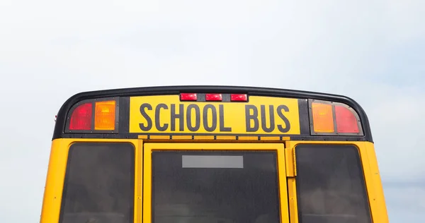 Żółty Autobus Szkolny Symbolizuje Edukację Dzieciństwo Naukę Społeczność Bezpieczeństwo Podróż — Zdjęcie stockowe