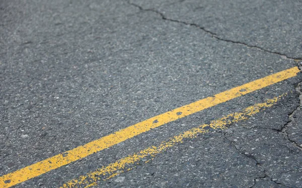 Dubbele Gele Lijn Straten Symboliseren Verkeersregulering Geen Passerende Zones Weggrenzen — Stockfoto