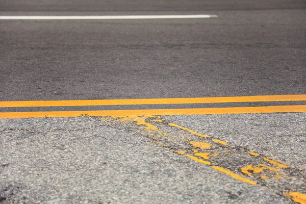 交通規制 通過禁止区域 道路の境界 安全性 秩序の維持を象徴する二重の黄色の線の通り — ストック写真